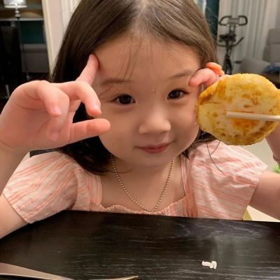 最火萌宝宝头像一左一右超萌 最流行的萌娃微信头像情侣闺蜜