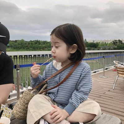 最火萌宝宝头像一左一右超萌 最流行的萌娃微信头像情侣闺蜜