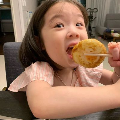 最火萌宝宝头像一左一右超萌 最流行的萌娃微信头像情侣闺蜜