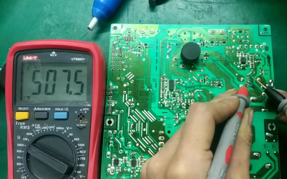 液晶电视开机困难，冷机不启动热机正常，有些元件测不出只能代换