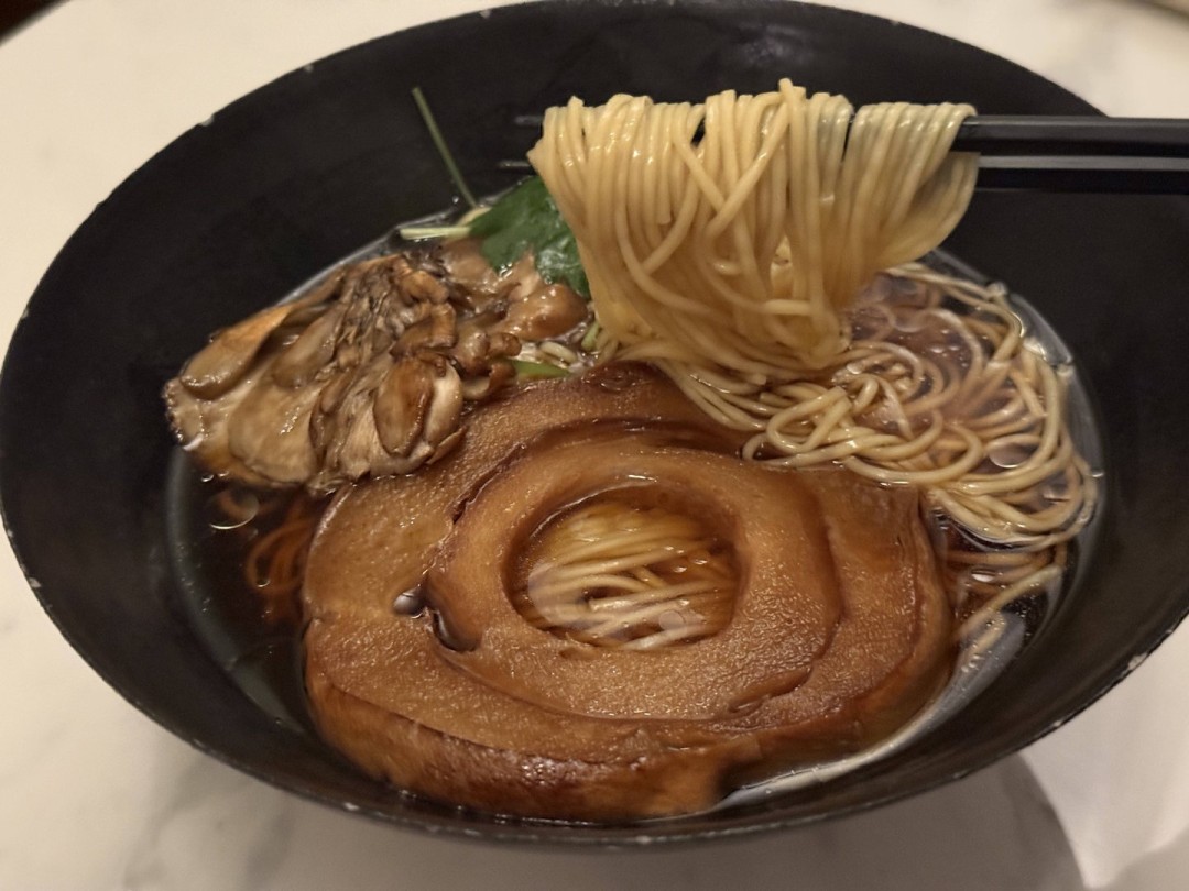 厨师试玩《日式拉面模拟器》 设计精进酱油拉面